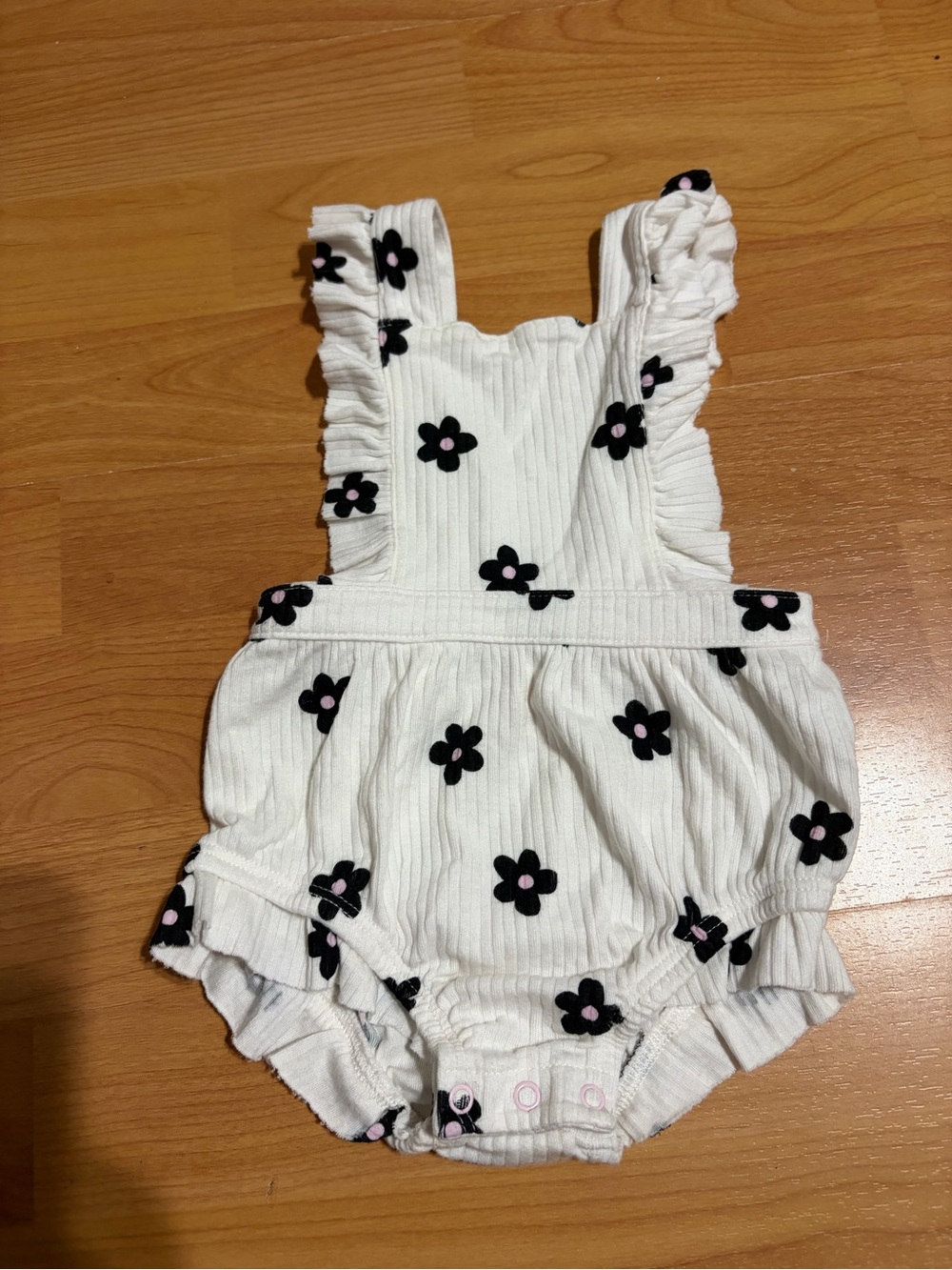 Cat and Jack LIKE NEW White Floral Ruffle Romper Flowers Infant Size 0-3 months